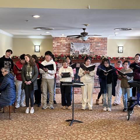 乔治亚州的私立寄宿学校|布鲁克代尔老年生活的音乐会合唱团表演